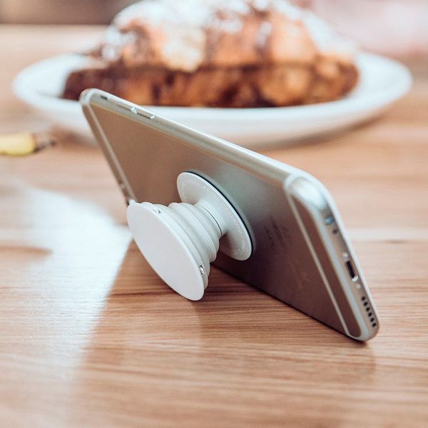 Bei www.gyrofish.com.au gibt es die PopSockets. Damit können Smartphones oder Tablets für rund 11 Euro aufgestellt oder z.B. an die Scheibe gehängt werden. (www.gyrofish.com.au)
