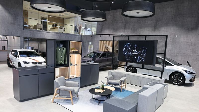 Der neue Showroom folgt – natürlich – der inzwischen bekannten Beton-Holz-Bronze-Optik von Cupra. (Bild: Hahn Automobile)