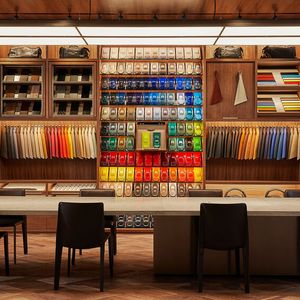 Während der digitalen Konfiguration können Kunden die Lack- und Ledermuster physisch begutachten.(Bild:  Aston Martin)