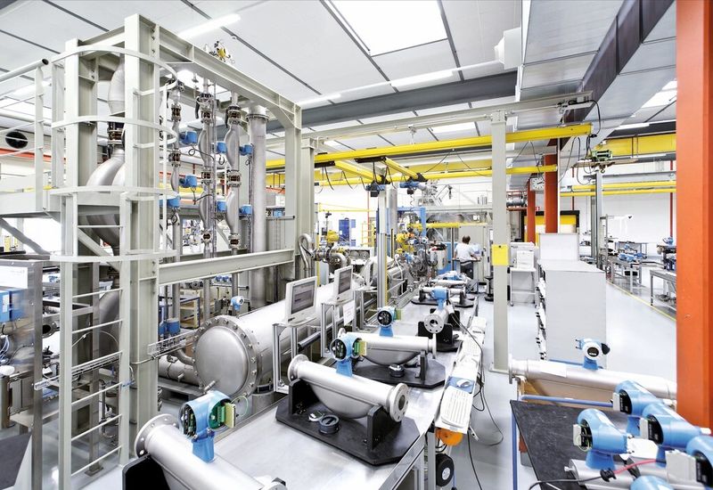 PremiumCal heißt die Produktions-Kalibrieranlage (±0,015%) auf der Endress+Hauser seine Coriolis-Durchfluss-Messgeräte prüft. (Endress+Hauser)