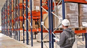 Wer die Zertifizierung von Sicherheit bei seinen Regalsystemen nicht mindestens einmal pro Jahr durch einen dafür qualifizierten Regalprüfer einholt, riskiert hohe Bußgelder und setzt die Gesundheit seiner Mitarbeiter aufs Spiel.  (Bild: Topregal)