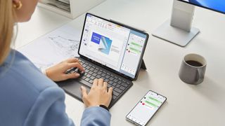 Auf dem MWC 2022 zeigen ITK-Giganten wie Huawei und Samsung wie das Zusammenspiel von Notebooks, Tablets, Smartphones und Desktop-Rechnern im eigenen Universum funktioniert. (Bild: Huawei)