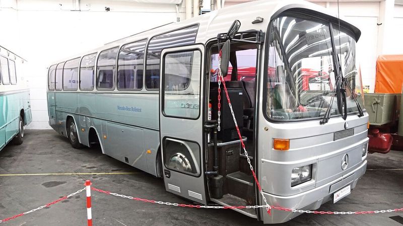 Auf den ersten Blick ein normaler Reisebus? Mitnichten! Denn dieser Mercedes-Benz O303-13R hat es im wahrsten Sinne des Wortes in- bzw. unter sich... (Bild: Dominsky – VCG)