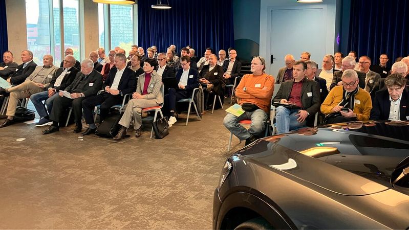 In Düsseldorf trafen sich die Mitglieder des Landesverbands NRW, um den Austritt aus dem ZDK zu beschließen. Unter den Gästen waren auch ZDK-Präsident Arne Joswig und ZDK-Ehrenpräsident Robert Rademacher.(Bild:  Pfaff – VCG)