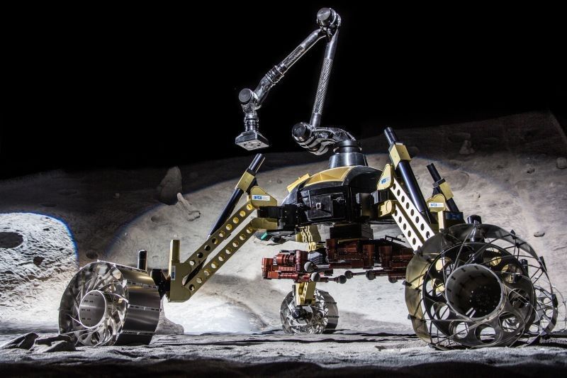 Der Mondrover trägt CREX über weite Strecken zum Kraterrand. Dort soll CREX gefrorenes Wasser aufspüren. Die eingefaltete Pose unter Sherpa ist die gleiche wie während des Transports durch den Manipulatorarm. (DFKI GmbH/Florian Cordes)