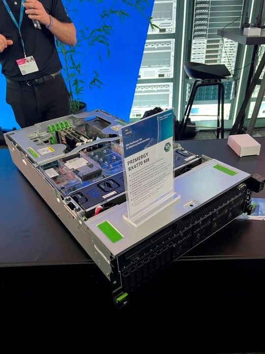 Der Primergy RX4770 M8, ein Quad-Socket-x86-System in einem 3-HE-Chassis, ist ideal für geschäftskritische Workloads, umfangreiche, Virtualisierungen und In-Memory-Datenbanken.(Bild:  Vogel IT-Medien / ewg)