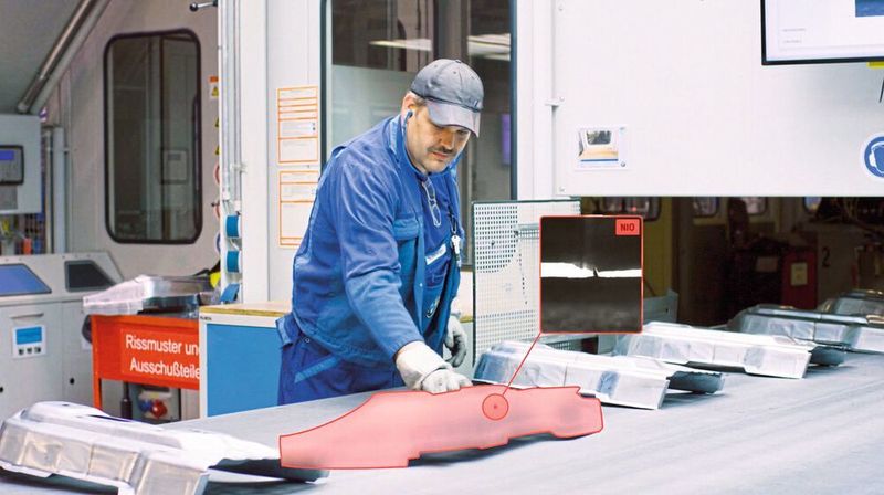 Im Presswerk des BMW-Werks Dingolfing sucht und findet ein KI-System sogenannte „Pseudofehler“ in Karosserieteilen. (BMW)