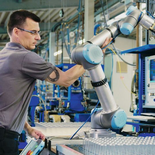 Cobots bieten KMUs die Möglichkeit, einfach, schnell, flexibel und kostengünstig zu automatisieren. Cobots bieten KMUs die Möglichkeit, einfach, schnell, flexibel und kostengünstig zu automatisieren.
