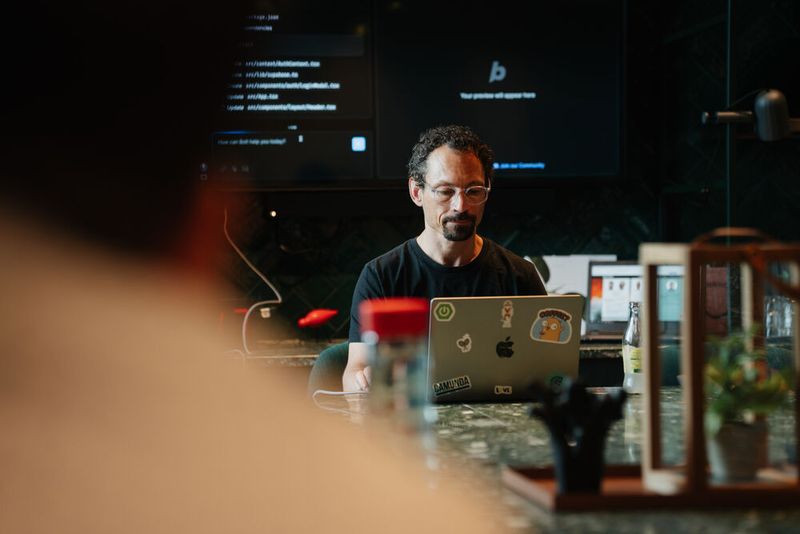 Jan Stamer von crossnative leitet einen Workshop über die Revolution der Software-Entwicklung mit Vibe Coding und AI-Agenten. (Bild: Manuel Emme Fotografie / Vogel IT-Akademie)