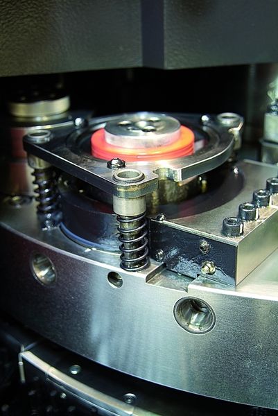Der 3-Bahnen-Werkzeugrevolver bietet Platz für 51 Werkzeugstationen mit einem maximalen Durchmesser von 88,9 mm. Dabei sind vier Stationen drehbar, so dass (optional) auch der Einsatz des Milson-Wheels möglich ist, was die Einsatzflexibilität nochmals nach oben schraubt. (Archiv: Vogel Business Media)