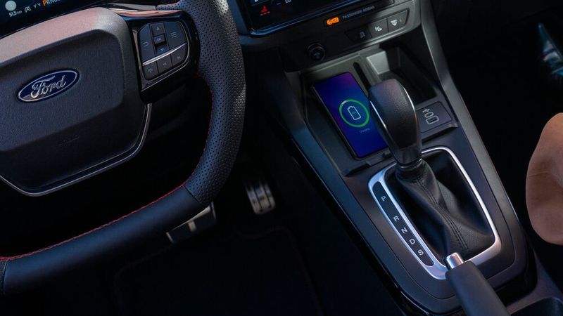 Smartphones lassen sich im Puma künftig drahtlos mit dem Infotainmentsystem koppeln. In der Mittelkonsole können die Handys ebenfalls kabellos Strom laden. (Bild: Ford)