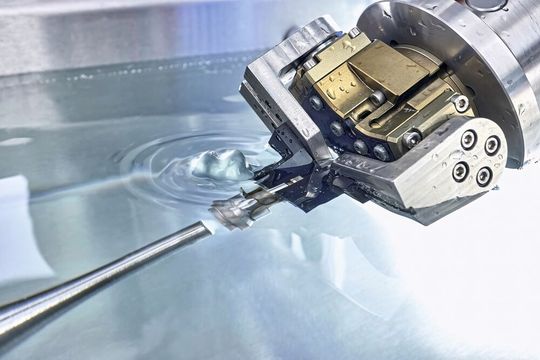 Mit einem Industrieroboter werden beim Ultraschall-Entgraten die Bauteile in einer definierten Position an die Ultraschall-Sonotroden geführt.(Bild:  Ultratec Innovation GmbH)