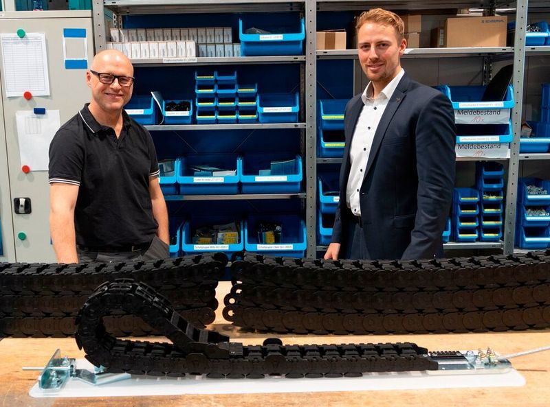 V.l.: Jürgen Baumeister, Geschäftsführer der PMV Fördertechnik, und Norman Keppler, Technischer Verkaufsberater bei Igus, freuen sich eine gemeinsame Lösung für die schnelle Kettenmontage gefunden zu haben.  (Igus)