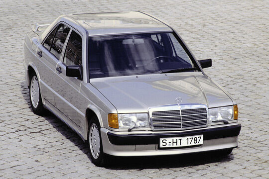 Der Mercedes 190 (1982 - 1993) rundete ab Beginn der 80er Jahre die Modell-Palette der Sternenmarke nach unten ab. Dies trug ihm schon bald den Spitznamen „Baby-Benz“ ein. (Daimler)