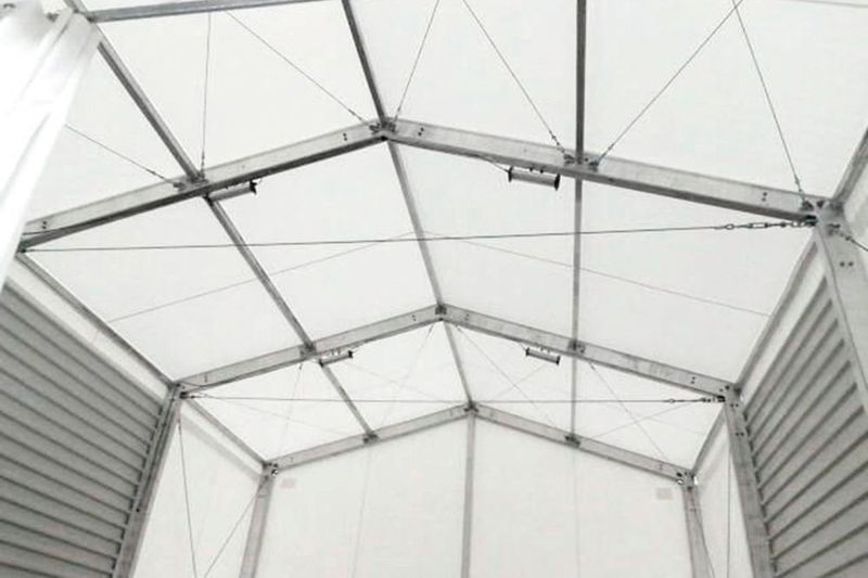 Eine präzise konstruierte Statik sorgt dafür, dass die Halle stabil steht, auch dann, wenn die Dachplane temporär entfernt wird und starker Wind bläst. (Herchenbach)