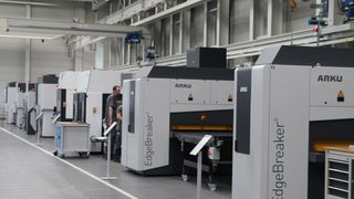 Die Edgebreaker-Entgratmaschinen (vorne) hat Arku selbst entwickelt, die Edgeracer-Maschinen (hinten) kommen von Wöhler. (Bild: Itasse)