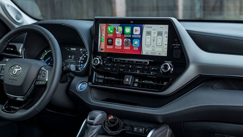 Das aufgesetzte Infotainmentsystem ist ein Hingucker. (Bild: Toyota)