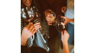 Kunden möchten das Gefühl haben, kompetent betreut zu werden – ist dies der Fall, so wächst auch ihre Zufriedenheit mit dem Produkt oder Unternehmen. (gemeinfrei)