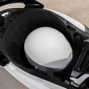 Ohne Zweitakku ist unter der Sitzbank Platz für ein Jethelm.(Bild:  Yamaha)