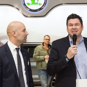 Christian Welling (li.), Leiter aller Hardenberg-Standorte in Karlsruhe, bedankte sich für die Umsetzung der Arbeiten auf einer herausfordernden Baustelle.(Bild:  Hardenberg-Gruppe)