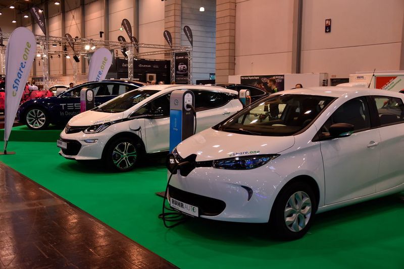 Der voll auf Elektroautos spezialisierte Mobilitätsdienstleister E-Share One stellt in Essen auf einem großen Stand verschiedene, nicht getunte Stromer aus. (Simon / »kfz-betrieb«)