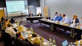 Vor Ort und digital: Der Ausschuss für Öffentlichkeitsarbeit tagte in Berlin. (Bild: Zietz/»kfz-betrieb«)