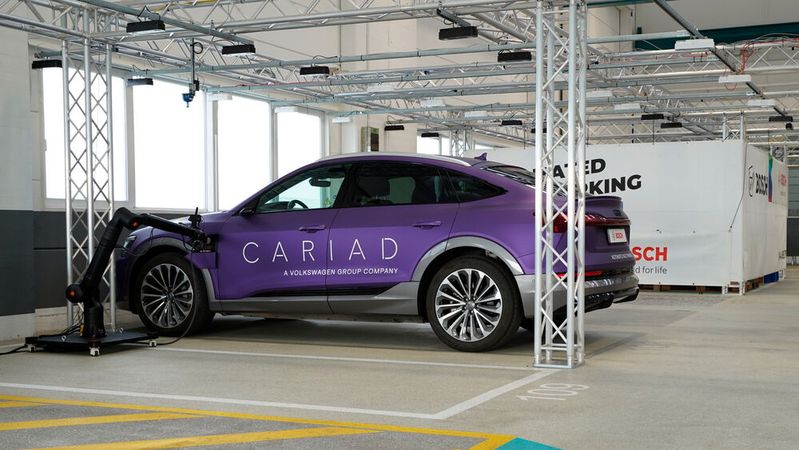 In seinem Entwicklungsparkhaus in Ludwigsburg testet Zulieferer Bosch die fahrerlose Ladetechnik.(Bild:  Bosch)