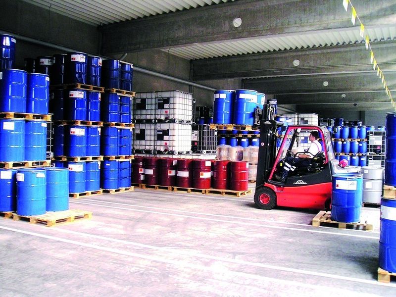 Auch das intralogistische Handling von Gefahrgut erfordert umfassende Sicherheitsvorkehrungen wie CO2-Löschanlagen, Brand- und Gasmeldeanlagen sowie flüssigkeitsversiegelte Böden. Bild: Talke (Archiv: Vogel Business Media)