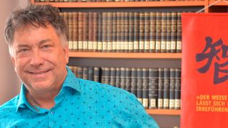 Prof. Dr. Dr. Eric Hilgendorf ist Inhaber des Lehrstuhls für Strafrecht, Strafprozessrecht, Rechtstheorie, Informationsrecht und Rechtsinformatik und Leiter der Forschungsstelle RobotRecht an der Universität Würzburg. (Bild: Nils Güntner)