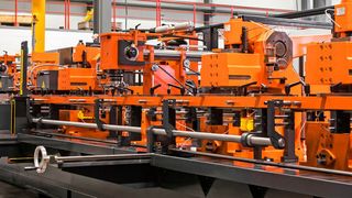 Mit dieser Maschine von Amba ist es erstmals gelungen, 300 mm lange Vollgewindeschrauben mit 10 mm Durchmesser auf einer Anlage zu fertigen. (Joy Beck Photographie)