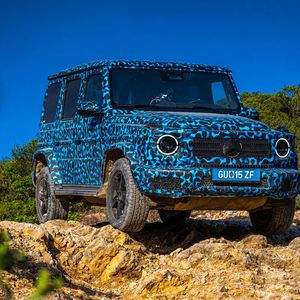 Die in den Leiterrahmen eingebettete Batterie ist ebenso wie der Unterboden stets gut abgedichtet und gepanzert.(Bild:  Mercedes-Benz)