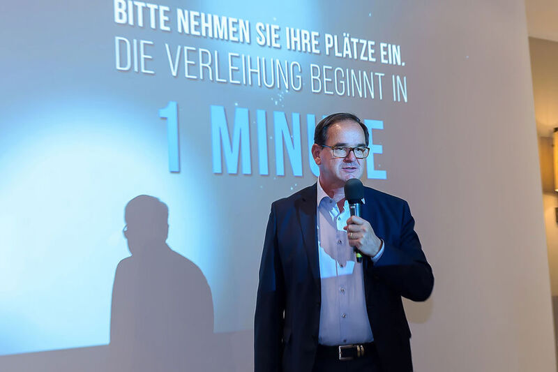 Werner Nieberle (Vogel IT-Medien) eröffnete die Verleihung der HOSTING & SERVICE PROVIDER AWARDS 2018. (Vogel IT-Akademie / © Marko's Photography)