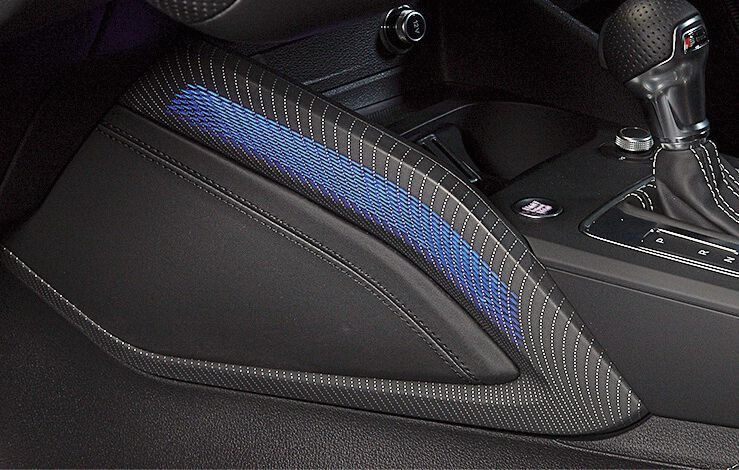 Bild 5: Die homogen leuchtende Fläche aus Bild 4 im Interieur des Audi Q2.  (Mentor)