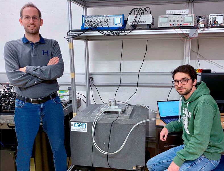 Leopoldo Rossini (links) und Guzmán Borque Gallego, zwei Wissenschaftler am CSEM in Neuchâtel, arbeiten mit einem Mehrkomponenten-Dynamometer mit kompletter Messkette von Kistler für Raumfahrttechnik-Tests. (Kistler Group)