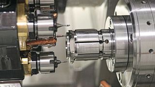 Mehr fräsen als drehen – dazu ist der 15-fach-Revolver der Biglia B 620YS mit über 30 Werkzeugen bestückt. Highlight sind die Vierfachhalter, deren angetriebene Werkzeuge für hochpräzise Bohr- und Fräsbearbeitungen sorgen. (Bild: teamtec)