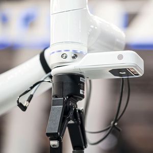 D-Bot-Cobot im Einsatz: Edge-KI in der Power AI Box verknüpft Bilddaten, Spracheingaben und Sensorsignale in Echtzeit.(Bild:  Delta)