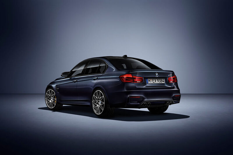 Als Hommage an die erste Generation des BMW M3 wird die Jubiläumsedition „30 Jahre M3“ ausschließlich in der Außenfarbe Macaoblau metallic lackiert. (BMW)