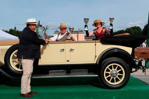 Höhepunkt einer jeden Classic-Gala ist die Vergabe der Preise am Sonntagnachmittag. Inmitten des Schwetzinger Schlossparks befahren die ausgezeichneten Fahrzeuge eine Rampe, wo ihre Besitzer die Preise entgegennehmen. (Bild: Peter Diehl)