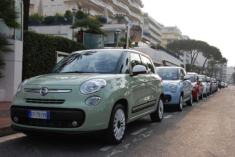 Die vielen bonbonbunten Fiats passten bestens ins weiche Morgenlicht am berühmten Boulevard de la Croisette in Cannes. (Foto: Rosenow)