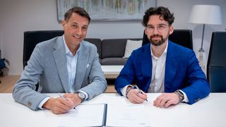 Patrick Fruth (links), CEO Division Mobility TÜV Süd, und Rafael Osmanov (rechts), Gründer Helix Partners, unterzeichnen den Kaufvertrag. (Bild: TÜV Süd)