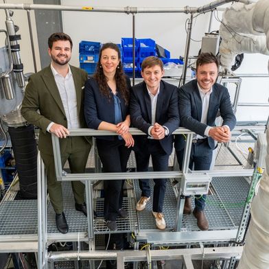 Gründerteam von Cyclize an der Pilotanlage in Stuttgart (vlnr): Domnik Novakovic (CFO), Maike Lambart (CEO), Jan Stein (COO), Dr. Stephan Renninger (CTO) (Bild: Jens Volle / Cyclize)
