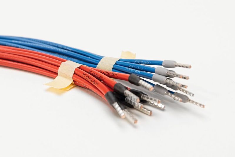 Integrierte Kennzeichnungstechnologie: Die beiden Leibinger Iqjet sind platzsparend und einfach zugänglich über eine praktische Schublade direkt in das Gehäuse der Zeta 620 G2 integriert (Bild: Komax AG)