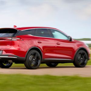 Er kommt mit zwei Elektromotoren, die zusammen 516 PS leisten.(Bild:  BYD)