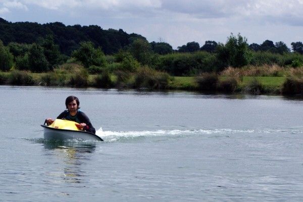 Ross Kemp mit seinem elektrisch angetriebenen Jet-Ski-Paddlebord im Wasser (asapwatercraft)