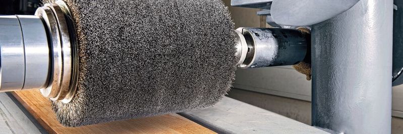 Walzenbürste von Kullen-Koti beim Flächenschleifen von Holzpaneelen für den Möbelbau.(Bild:  Kullen-Koti GmbH)