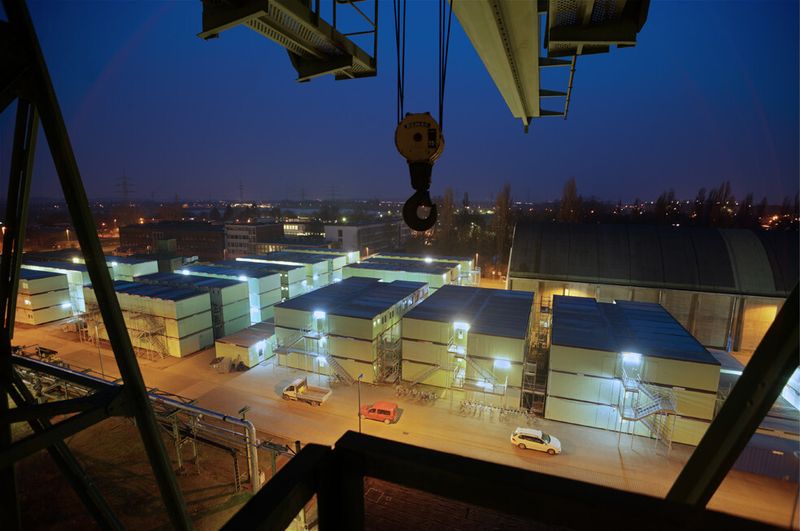 Ob komfortable Wohnquartiere, komplexe Büroeinheiten oder großflächige Klassenzimmer: Die Amtra Mobilraum GmbH liefert Mietcontainer für Industrie, Gewerbe und Kommunen. Jeder noch so spezielle Kundenwunsch ist realisierbar.  (AMTRA)