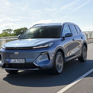 Das gut 4,7 Meter lange Plug-in-Hybridmodell Starray EM-i startet sehr gut ausgestattet bei 32.900 Euro. Im Starray arbeitet ein 1,5-Liter-Benzinmotor, im Tandem mit einem 160 kW starken Elektromotor. Die Gesamt-Systemleistung liegt bei 193 kW/262 PS. Im Hybrid-Modus liegt die Gesamtreichweite bei gut 1.000 Kilometern. Bei der Einstiegsversion Pro beträgt die maximale elektrische WLTP-Reichweite 83 Kilometer. Die Batterie in den höheren Ausführungen schafft bis zu 136 Kilometer rein elektrisch und ist schnellladefähig.  (Bild:  Geely)