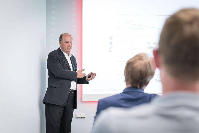 Anwenderkongress Steckverbinder 2023: Tag 1 mit Basisseminaren, Podiumsdiskussion und Posterslam. (Bild: Stefan Bausewein)