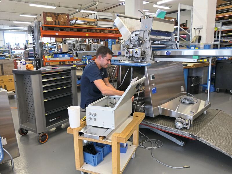 Wertschöpfung von A-Z: Auch die Schaltschränke werden bei Rondo Burgdorf intern hergestellt. (Bild: Lion Communication)