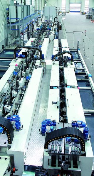 Die moderne Stützenprofilierungsanlage von Gasparini mit verfahrbaren Rollenwerkzeugen für eine schnelle Umstellung auf ein anderes Profil. Bild: Bito (Archiv: Vogel Business Media)